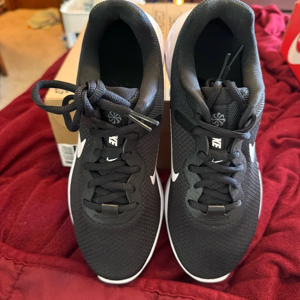 Nike Women's Running Shoes, Revolution 6 - Black & White NWT - Picture 7 of 8
